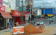 Rua Monsenhor Olímpio | EMBASA substitui tubulação de cerâmica no Centro de Vitória da Conquista